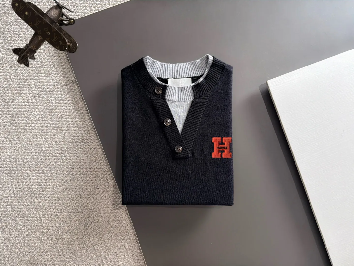 Next day shipping P195 Hermès 2026 Autumn and Winter latest sweater from the official website, now on sale at the counter simultaneously Hot Sale! Specially made of wool blended fabric. It feels comfortable and can be directly in contact with the skin. The logo badge is exquisitely embroidered, which is extremely eye-catching! The details highlight the fashionable charm of big brands. Exquisite workmanship. Three-dimensional cutting style. The wearing effect is invincible and handsome! All three standards are complete! Sizes:M-3XL